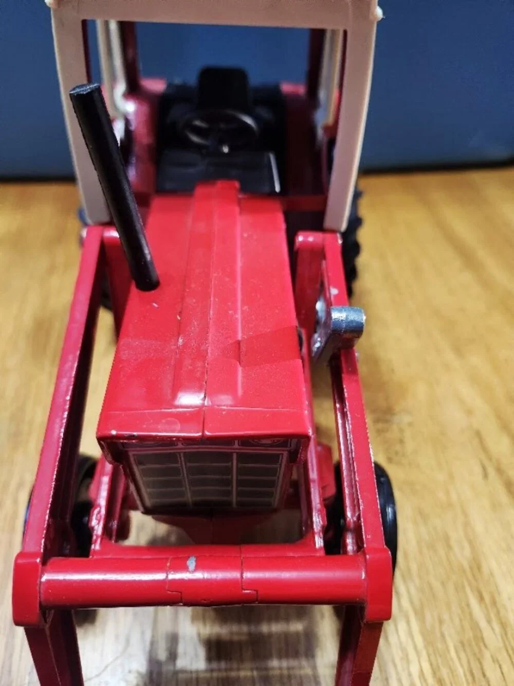 Ertl International 1586 Tractor with Endloader 1/16 scale w/scoop Die cast metal
